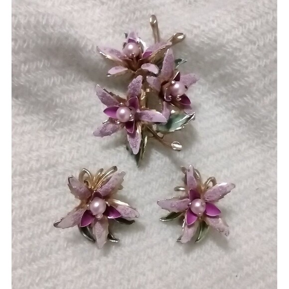Unbranded Jewelry - Vintage 1950s Lilly Rose Brooch Pin Earring Set - Purple Enamel Flowers & Pearls